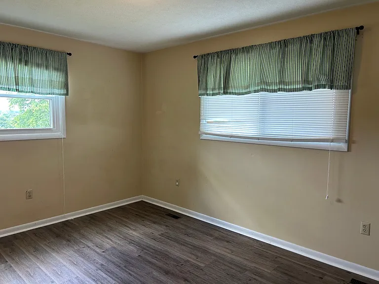 1423 Summerville Rd — Photo 7