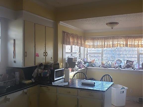 4th image of 1050 E Main St