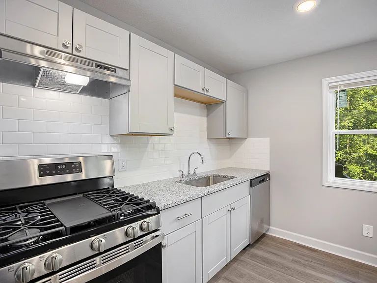 Palisades Apartments — Photo 8
