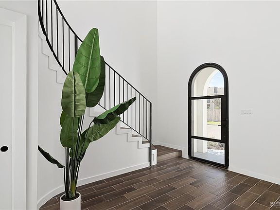 3rd image of 819 Santa Lucia Cir