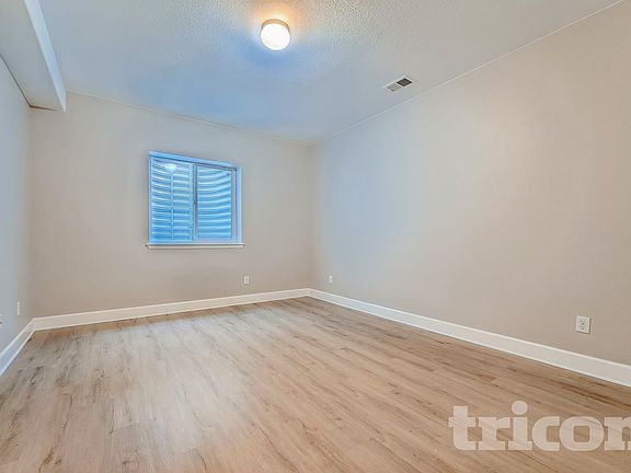 4th image of 26110 E Davies Dr