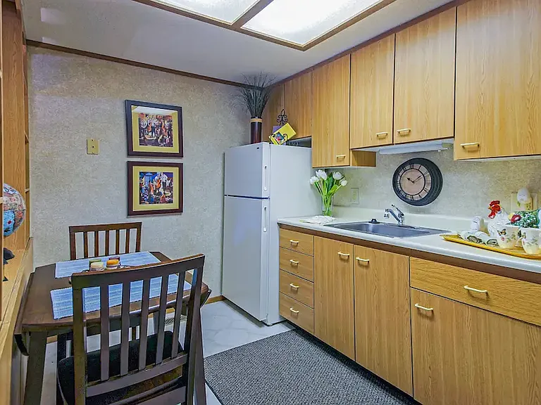 Oakwood Park Apartments — Photo 10