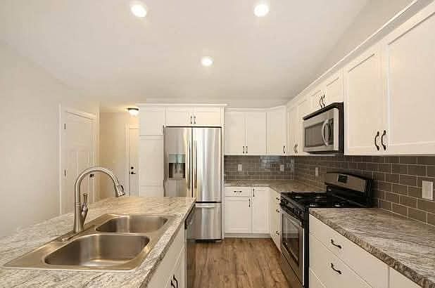Like-new appliances, high quality granite countertops, stylish backsplash