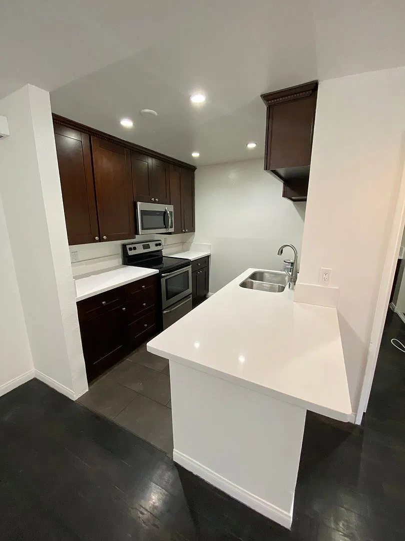 West Knoll Plaza Apartments — Photo 3