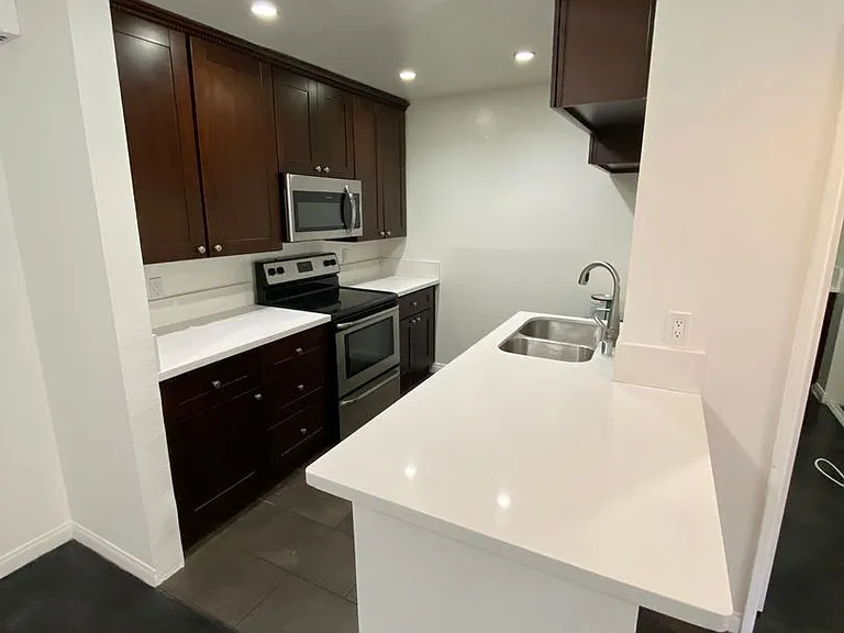 West Knoll Plaza Apartments — Photo 13