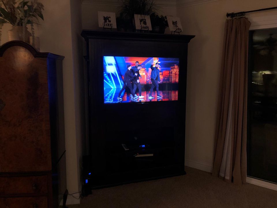 Flat-Screens in both living-room & master-suite.
