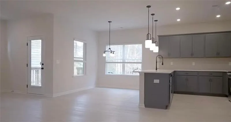 3 bed, 2.5 bath, 1909 sqft, $2,300 — Photo 3
