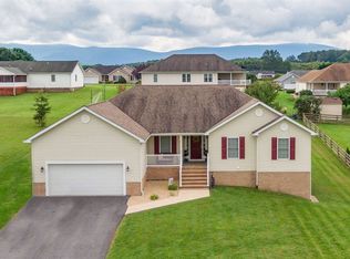 20 Summer Ridge Dr, Stuarts Draft, VA 24477