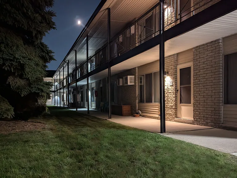 Silver Pines Apartments — Photo 23