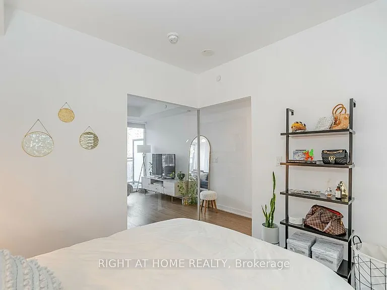 17 Dundonald St #403 — Photo 15