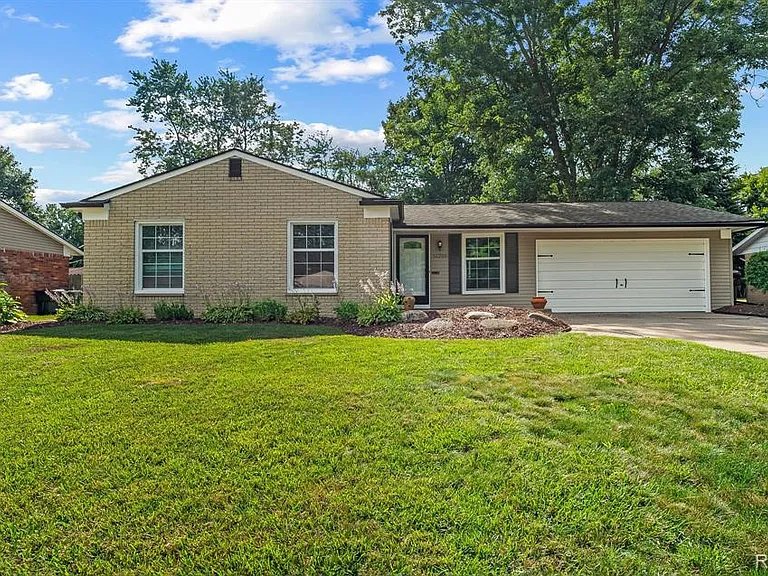 51205 Fairlane Dr — Photo 2