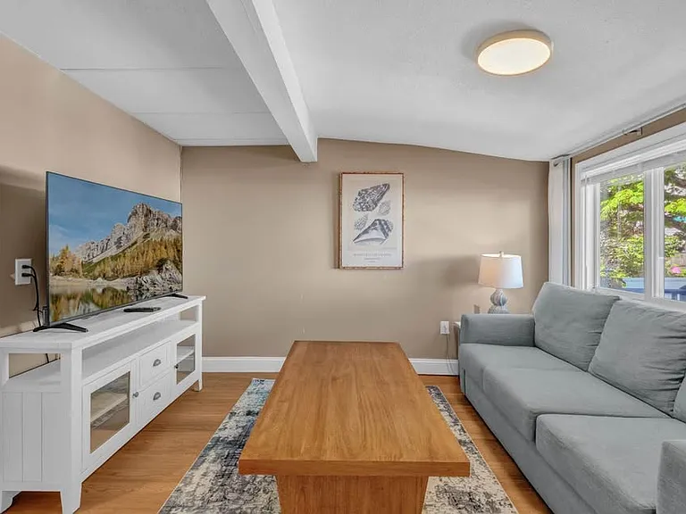 174 E Grand Ave — Photo 1