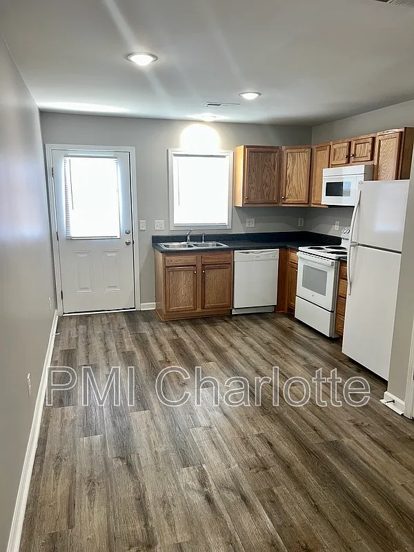 2 bed, 1.0 bath, $975 — Photo 2