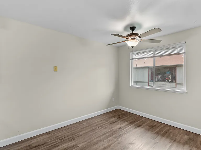 Irving Place Apartments — Photo 25