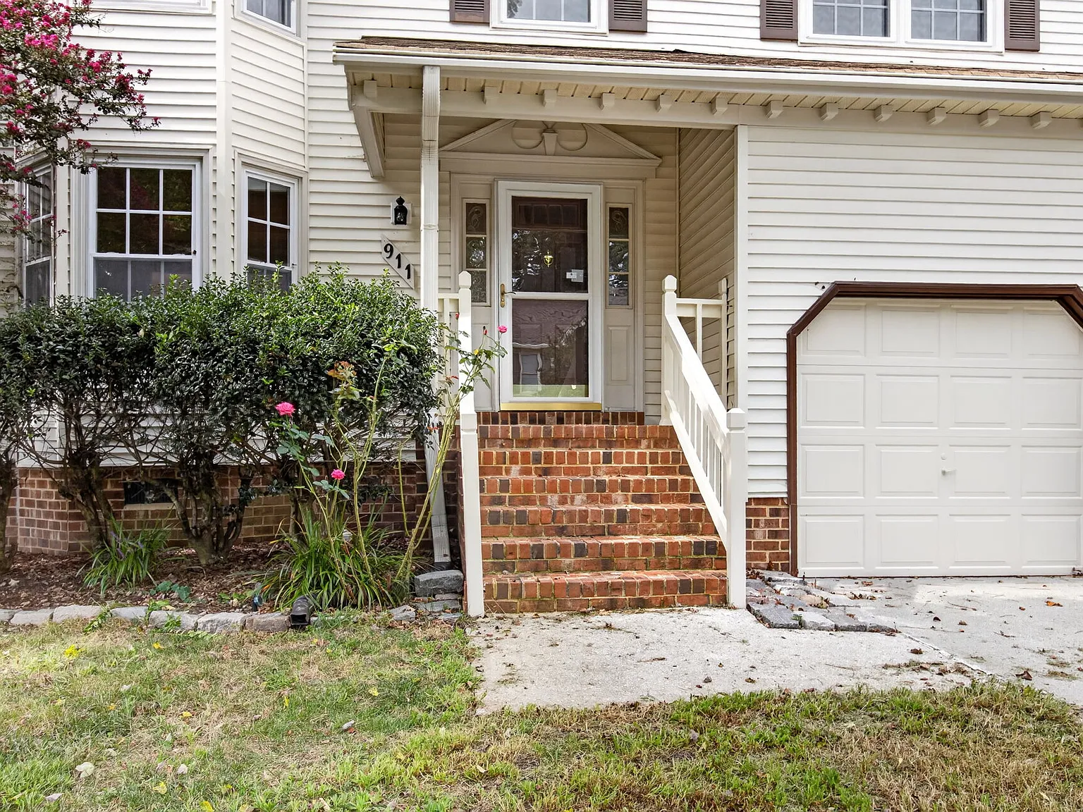 4 bed, 2.5 bath, 2565 sqft, $2,800 — Photo 4