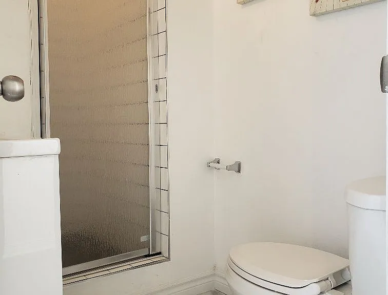 605 Bloor St W #1 — Photo 9