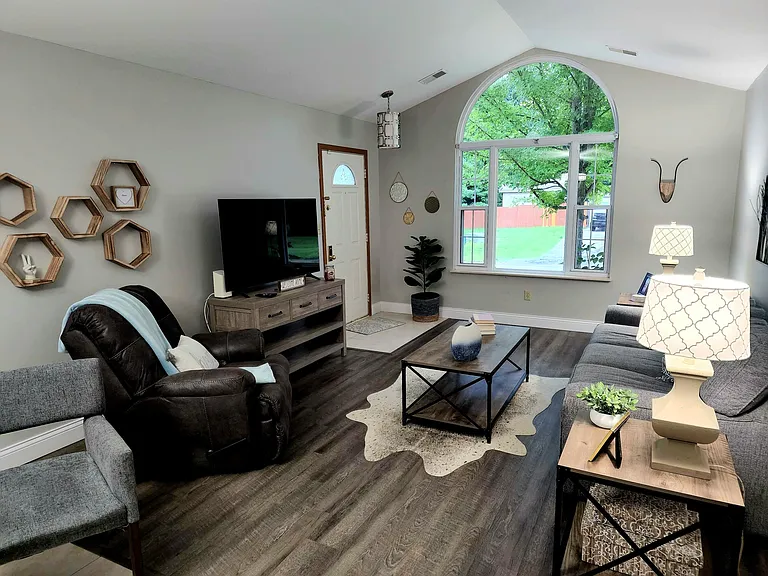 526 Kalchris Ln — Photo 4