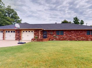 313 SE 2nd St, Mooreland, OK 73852