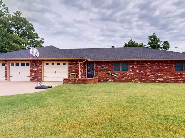313 SE 2nd St, Mooreland, OK 73852