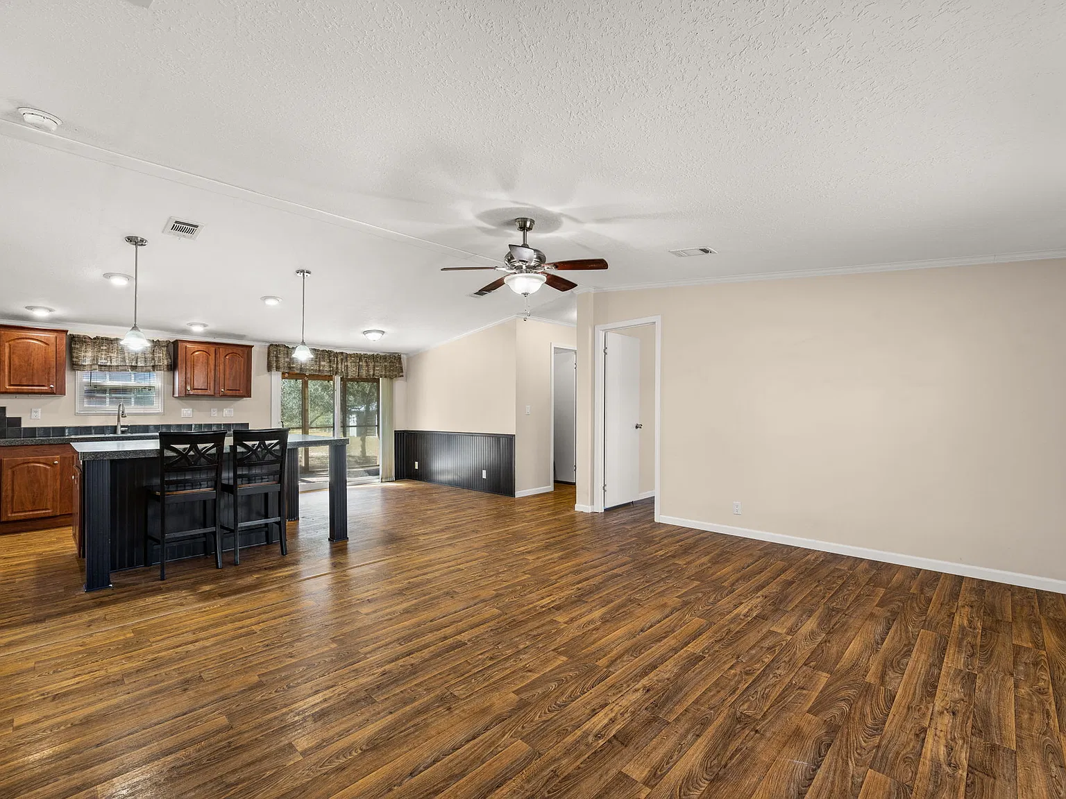 3 bed, 1296 sqft, $3,000 — Photo 4