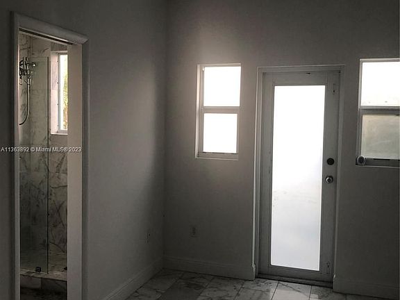 4th image of 920 Jefferson Ave #4