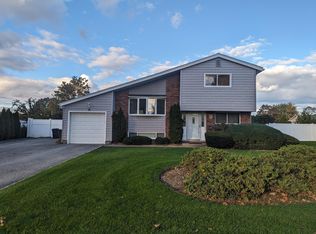 19 Comanche Ln, Commack, NY 11725