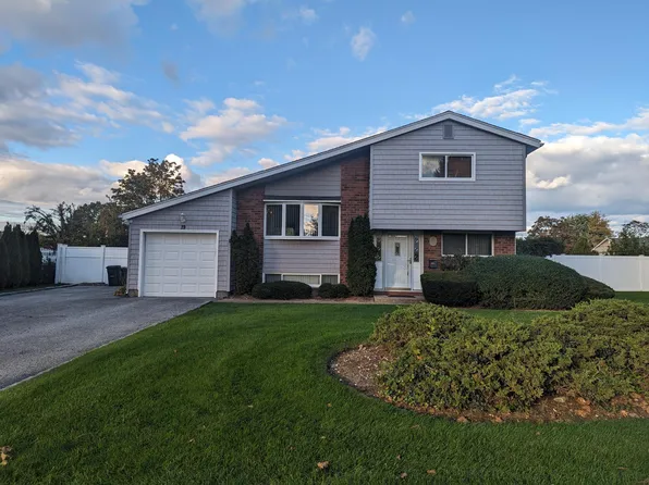 19 Comanche Ln, Commack, NY 11725