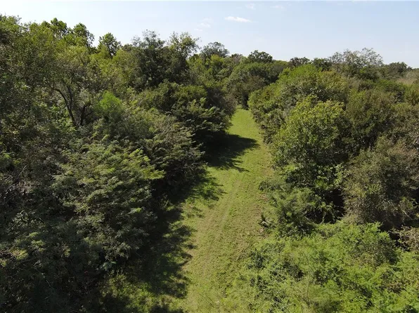 2224 Levee Rd, Bloomington, TX 77951