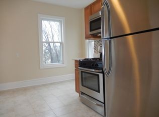 110 Paris St #2R, Boston, MA 02128