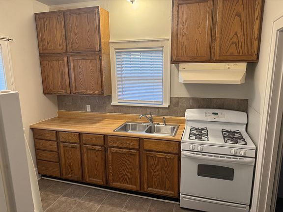 5th image of 605 N Prairie St