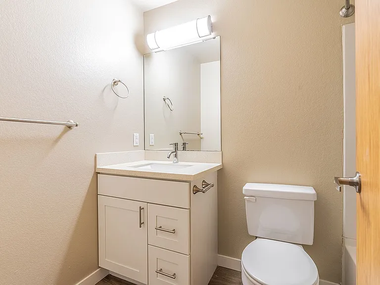 Francis Ave Apartments — Photo 17