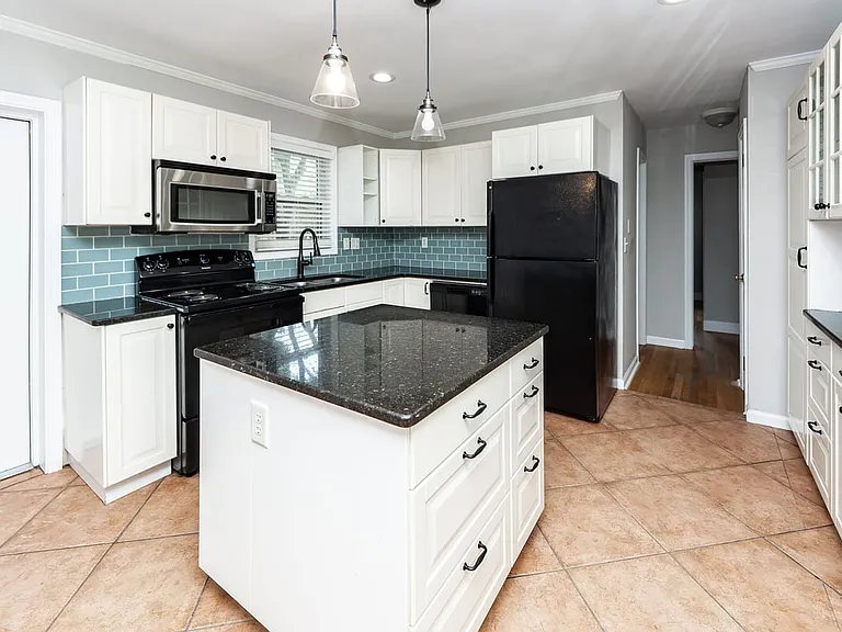 838 Fred St — Photo 17