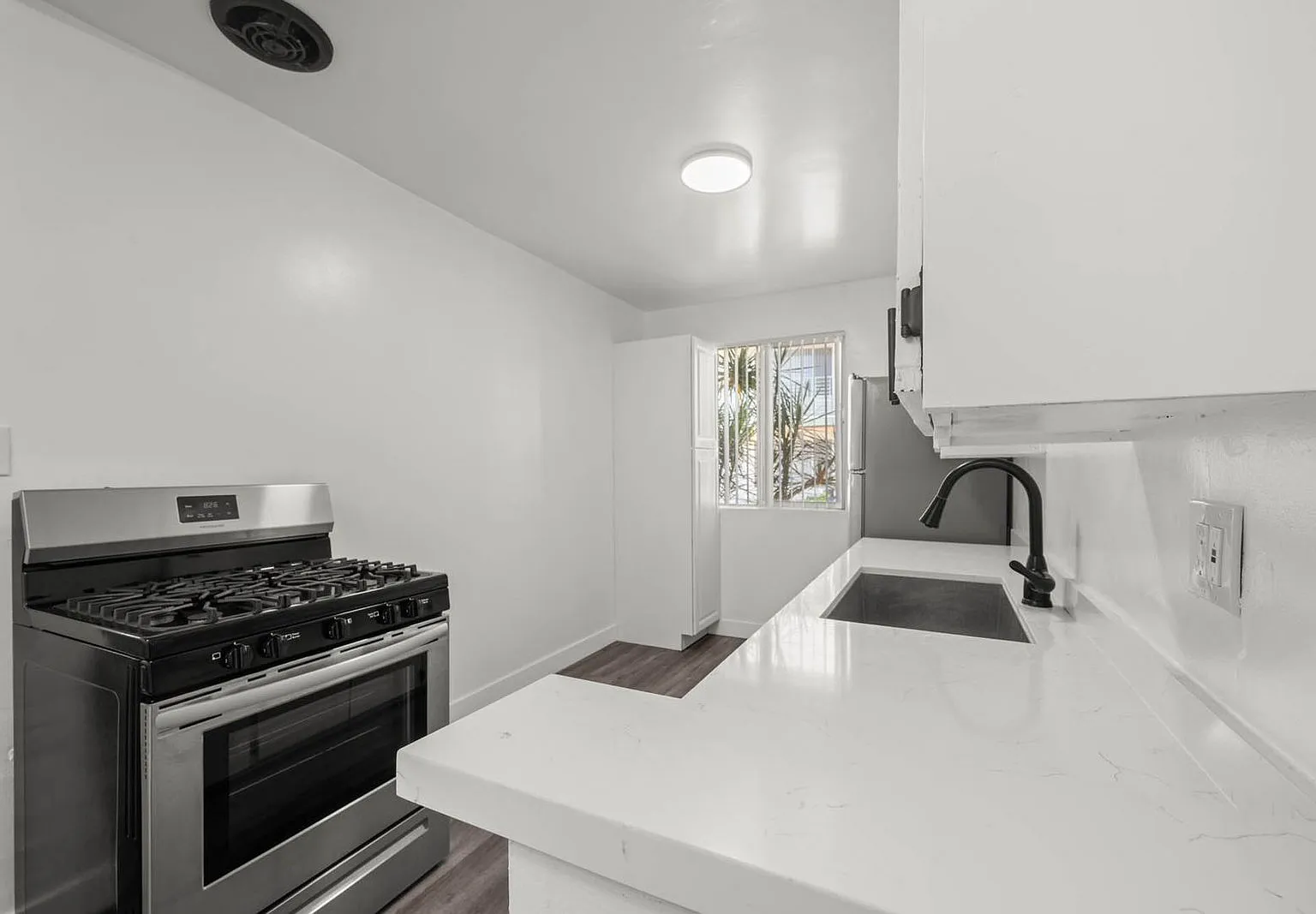 2 bed, 2.0 bath, 825 sqft, $2,062 — Photo 3