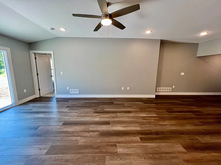 4647 Pierce Dr — Photo 6