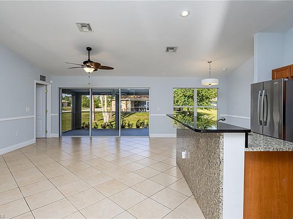 4th image of 904 Agnes Ave