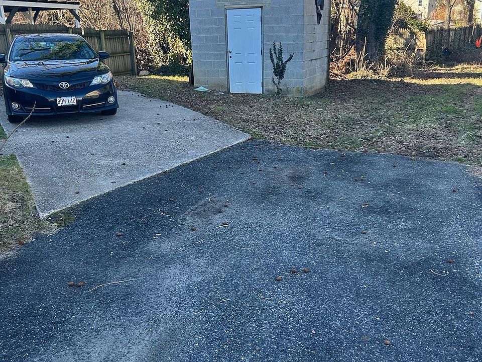 2nd image of 1014 50th Pl NE