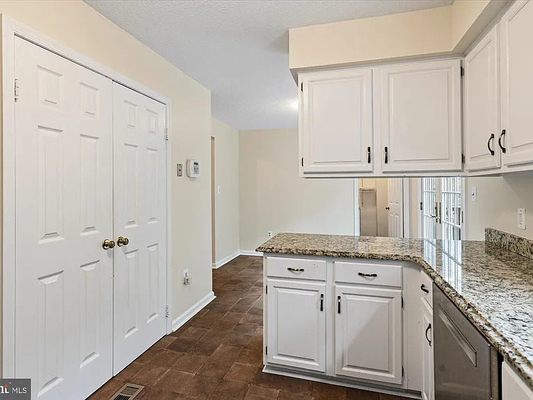 9708 Locust Hill Dr — Photo 20