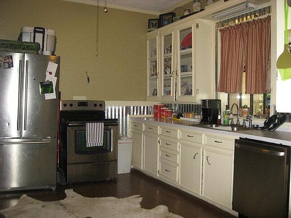 Darling Country Kitchen Roomy tooPlenty of cabinets