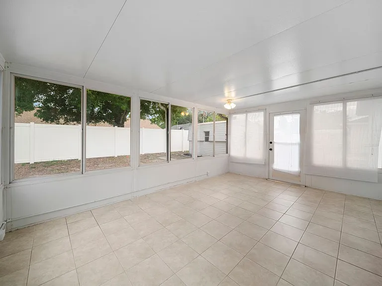 15624 Sunny Crest Ln — Photo 31