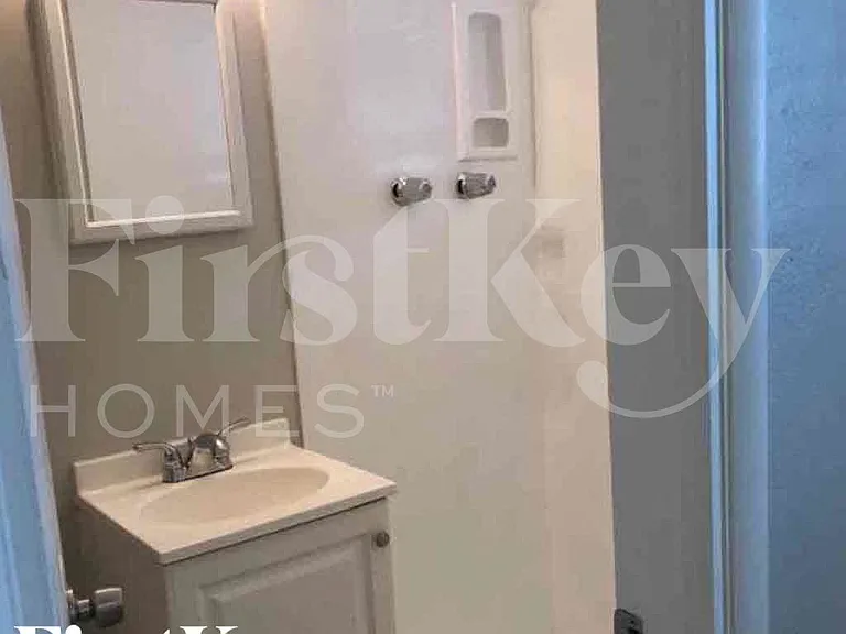 1439 W 7th St — Photo 15