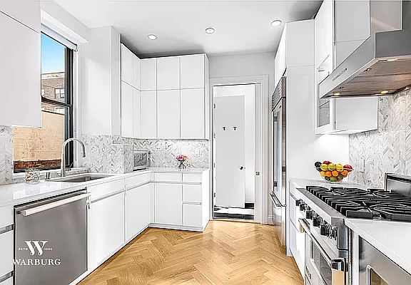 4th image of 136 W 75th St Penthouse A