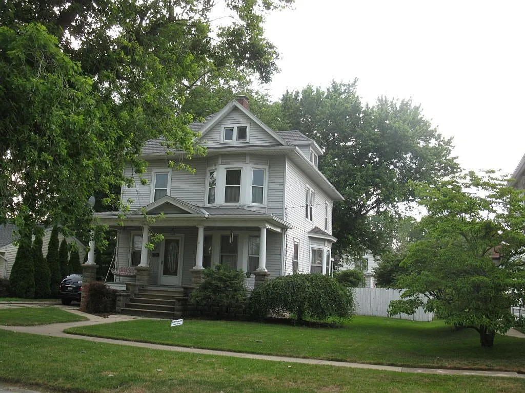 513 Williams St photo 1