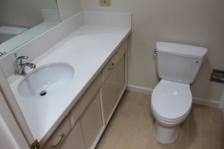 Full bath in hallway