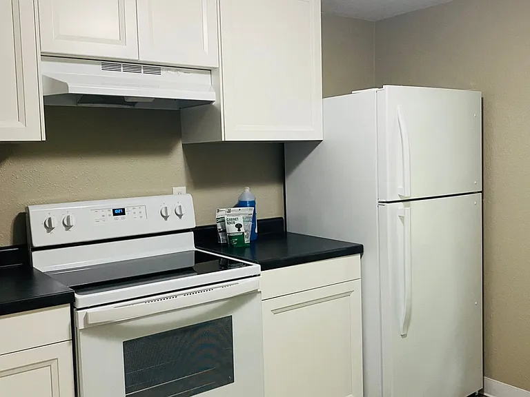 909 Washington St — Photo 1