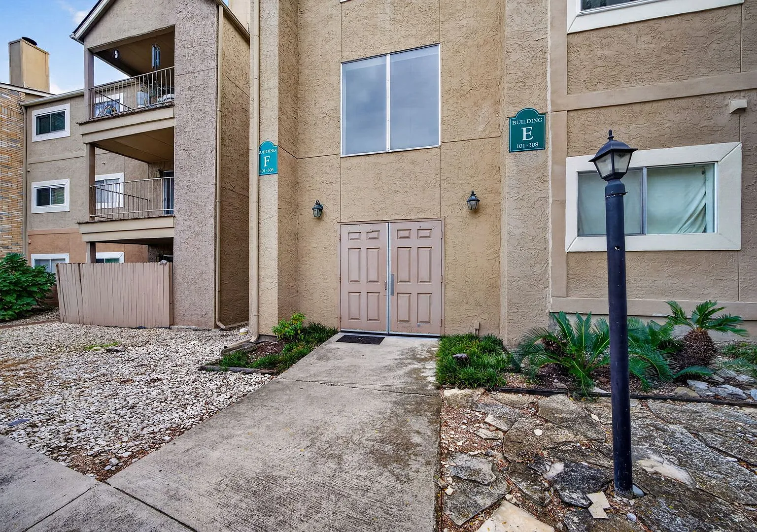 This recently renovated 2-bedroom, 2-bath unit offers modern finishes and comfortable living in a... — Photo 3