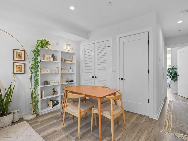 2612 University Pl NW #6 — Photo 6