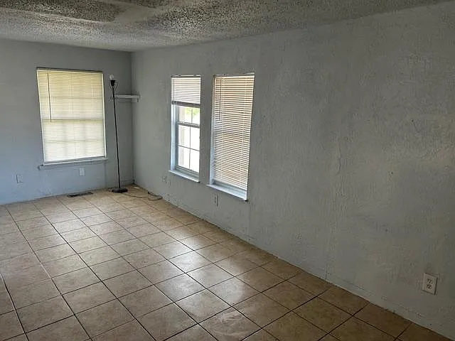 3315 S Youngs Blvd — Photo 2
