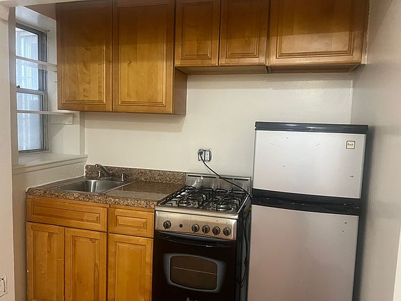 2nd image of 320 W 96th St APT 1E