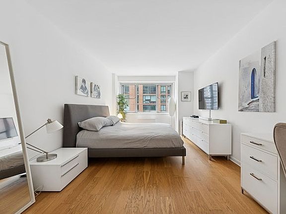 5th image of 300 E 40th St APT 4K
