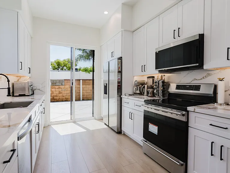 13540 Hamlin St — Photo 8